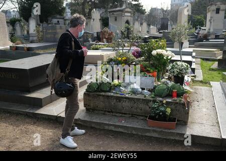 I fan si riuniscono accanto alla tomba del cantante e autore Serge Ganisbourg, il giorno della scomparsa di Gainsbourg 30 anni fa, nel cimitero di Montparnasse a Parigi, in Francia, il 02 marzo 2021. Foto di Aurore Marechal/ABACAPRESS.COM Foto Stock