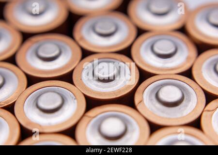 Primo piano delle estremità positive delle batterie AA. Messa a fuoco selettiva. Foto Stock