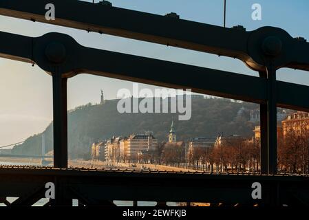 Il Ponte delle catene prima dell'inizio dei lavori di ristrutturazione. Il ponte più antico in Ungheria, che la famosa attrazione turistica arrugginito, in cattive condizioni ma rinnovando i Foto Stock