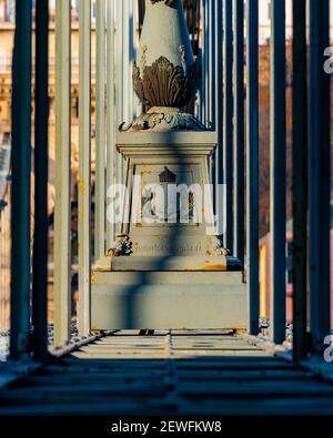 Il Ponte delle catene prima dell'inizio dei lavori di ristrutturazione. Il ponte più antico in Ungheria, che la famosa attrazione turistica arrugginito, in cattive condizioni ma rinnovando i Foto Stock