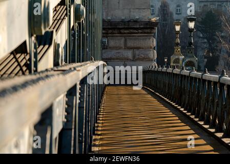 Il Ponte delle catene prima dell'inizio dei lavori di ristrutturazione. Il ponte più antico in Ungheria, che la famosa attrazione turistica arrugginito, in cattive condizioni ma rinnovando i Foto Stock