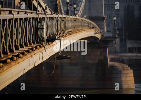 Il Ponte delle catene prima dell'inizio dei lavori di ristrutturazione. Il ponte più antico in Ungheria, che la famosa attrazione turistica arrugginito, in cattive condizioni ma rinnovando i Foto Stock