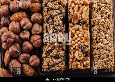 Health Bar e Mixed Nuts background barre di energia con mandorle e nocciole. Snack per una vita naturale sana Foto Stock