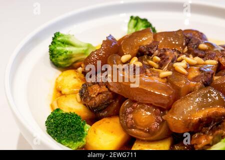 Un delizioso piatto cinese cantonese con coda di coda di bue stufata in salsa Foto Stock