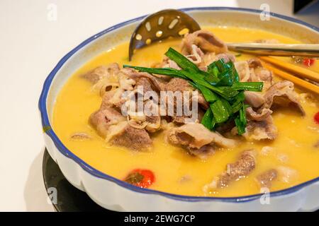 Un delizioso piatto cinese cantonese con manzo in zuppa d'oro Foto Stock