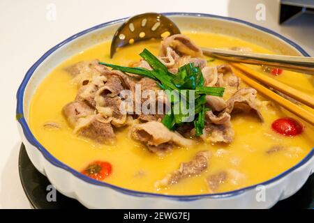 Un delizioso piatto cinese cantonese con manzo in zuppa d'oro Foto Stock
