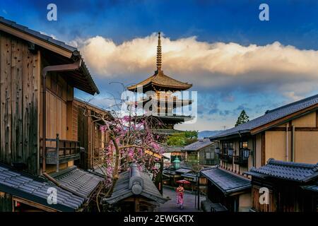 Donna asiatica indossando tradizionale giapponese in kimono Yasaka Pagoda e Sannen Zaka Street a Kyoto, in Giappone. Foto Stock