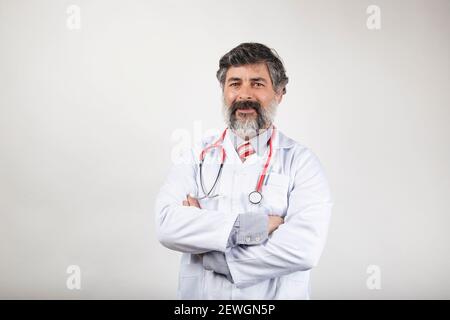 Felice operatore sanitario maschile con le braccia incrociate Foto Stock