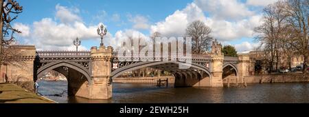 YORK, YORKSHIRE, Regno Unito - 14 MARZO 2010: Vista panoramica del ponte di Lendal sul fiume Ouse Foto Stock