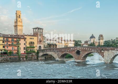 Vista del Ponte pietra sul fiume Adige a Verona. Foto Stock