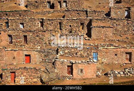 Tradizionali case in pietra in un villaggio berbero. Montagne dell'Alto Atlante in Marocco Foto Stock