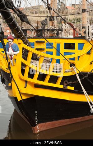 WHITBY, NORTH YORKSHIRE, Regno Unito - 15 MARZO 2010: Vista della prua della replica della vecchia nave a vela Grand Turk Frigate a Whitby Harbour Foto Stock