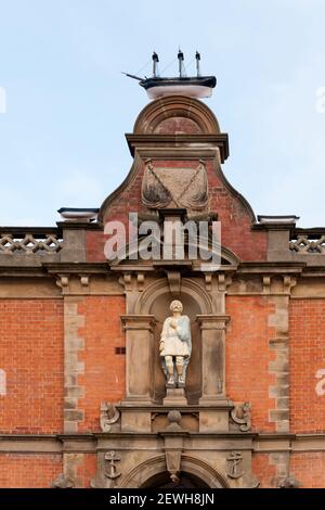 WHITBY, NORTH YORKSHIRE, Regno Unito - 15 MARZO 2010: Statua della nave sulle case ospedaliere di Merchant Seaman Foto Stock