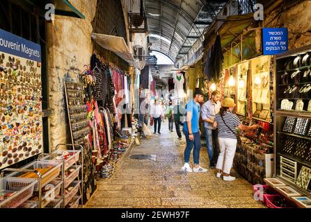 Gerusalemme, Israele, 08 maggio 2017 : il famoso Souk El Bazaar, grande mercato turistico, il cuore dello spirito orientale Foto Stock