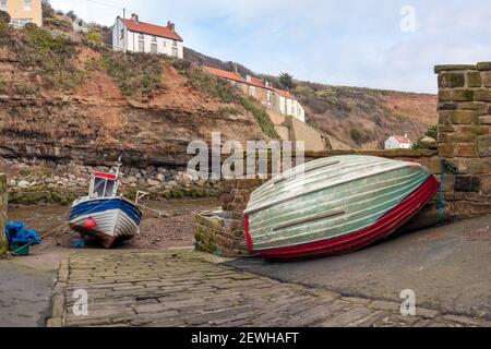 STAITHES, NORTH YORKSHIRE, UK - 16 MARZO 2010: Vista di piccole imbarcazioni da pesca a Roxy Beck a bassa marea Foto Stock