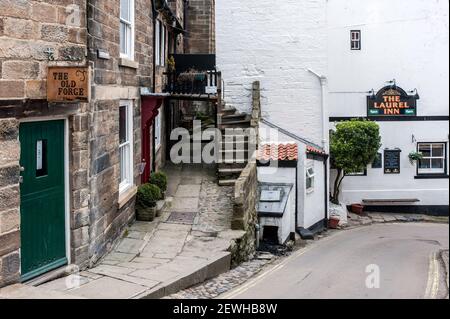 ROBIN HOOD'S BAY, NORTH YORKSHIRE, Regno Unito - 16 MARZO 2010: Village Street e Laurel Inn Pub nel villaggio Foto Stock