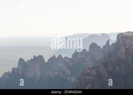 Alcune montagne nella città di pietra (Cidade de Pedra) nel parco nazionale di Chapada dos Guimaraes a Mato Grosso, Brasile Foto Stock