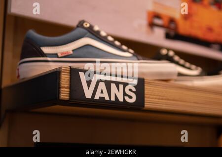 Bangkok, Thailandia - 14 settembre 2020 : Vans, un produttore americano di scarpe da skateboard, logo sullo scaffale. Foto Stock