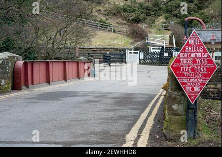 GOATHLAND, NORTH YORKSHIRE, Regno Unito - 17 MARZO 2010: Ponte ferroviario e cartello di ferro battuto fuori dalla stazione di Goathland sulla North Yorkshire Moors Rail Foto Stock