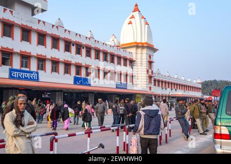 Varanasi, India - 25 dicembre 2014: L'esterno della stazione ferroviaria di Varanasi Junction. Foto Stock