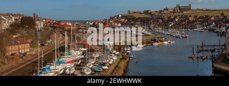 WHITBY, NORTH YORKSHIRE, UK - 19 MARZO 2010: Vista panoramica della città e Marina con l'Abbazia sulla collina sullo sfondo Foto Stock