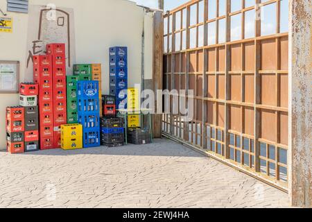 Vilafranca de Bonany, Spagna; febbraio 27 2021: Scatole di plastica di bevande di vetro all'esterno di un bar. Acqua, bevande analcoliche e birra con i marchi stampigliati o Foto Stock