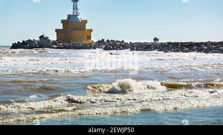 Vista del faro Punta Sabbioni dal mare in una giornata ventosa; Jesolo, Italia Foto Stock