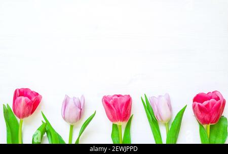 Sfondo di Pasqua. Fiori di tulipano su sfondo di legno, cartolina di Pasqua. Sfondo di fiori di Pasqua con fiori di tulipano, spazio libero per il testo di Pasqua Foto Stock
