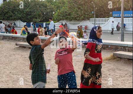 Pondicherry, India - 9 febbraio 2021: Bambini che giocano con bolle di sapone. Foto Stock