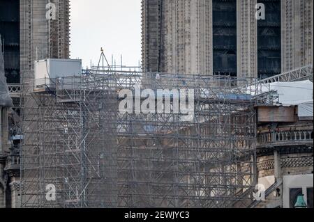 Atmosfera sul sito delle opere della Cattedrale Notre-Dame de Paris, a Parigi, Francia, il 26 febbraio 2021, Quasi 2 anni dopo l'incendio che distrusse parte del monumento nell'aprile 2019. Foto di Ammar Abd Rabbo/ABACAPRESS.COM Foto Stock