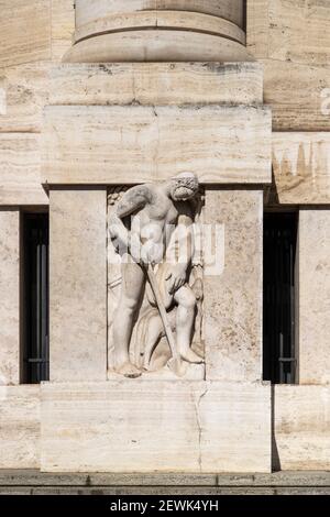 Milano. Maurizio Cattelan dito medio piazza affariMidnight Palace, sede della Borsa Italiana Foto Stock