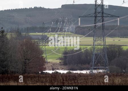 Alta Voltatge Elettricità Pylons attraverso la Valle di Dee vicino a Crafes Aberdeenshire Foto Stock