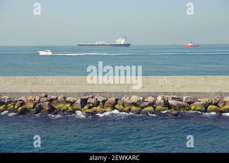 Grandi e piccole navi in mare Foto Stock