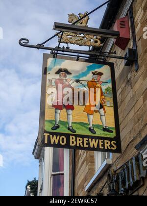 Cartello pub per i Two Brewers, un pub di alta strada nella città mercato di Olney, Buckinghamshire, Regno Unito Foto Stock
