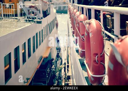 Lifebuoy a bordo di una nave a Istanbul Foto Stock