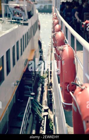 Lifebuoy a bordo di una nave a Istanbul Foto Stock