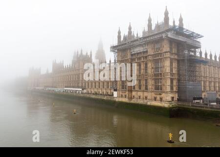 Londra, Regno Unito. 03 marzo 2021. Londra, Regno Unito, 3 marzo 2021. Westminster Bridge ricopre il nome di cancelliere, Rishi Sunak presenta il suo bilancio al Parlamento più tardi oggi in occasione della crisi di Coronavirus in corso. Credit: Dominika Zarzycka/Alamy Live News Foto Stock