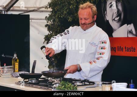 Antony Worrall Thompson cucina in una dimostrazione di cucina al Royal Tunbridge Wells Food & drink Festival, Kent, Inghilterra, Regno Unito. Circa 2000 Foto Stock