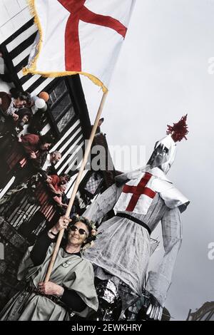 Un'effigie gigante di San Giorgio è trasportato nel Jack tradizionale di Hastings nella processione verde, la città vecchia di Hastings, Sussex orientale, Inghilterra, Regno Unito. Circa anni '90 Foto Stock