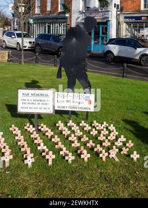 File di croci di legno e una silhouette soldato in ricordo di coloro che sono morti nella prima guerra mondiale, Olney, Buckinghamshire, Regno Unito Foto Stock