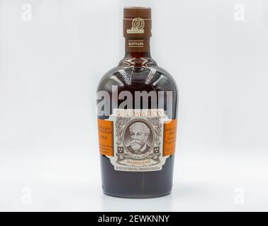 KYIV, UCRAINA - 16 DICEMBRE 2020: Studio Shoot di Diplomatico Mantova Venezuela bottiglia di rum closeup contro bianco. Foto Stock