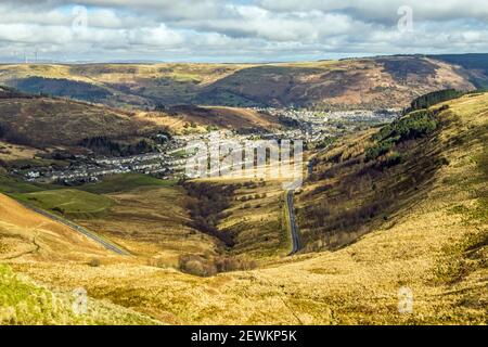 Guardando giù sulla valle di Rhondda Fawr dalla cima Della Rhigos Mountain Road Galles del Sud Foto Stock