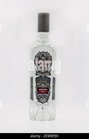 KIEV, UCRAINA - 16 DICEMBRE 2020: Kozakska Rada vodka bottiglia closeup contro bianco. Si tratta di un autentico prodotto ucraino realizzato secondo l'origine Foto Stock