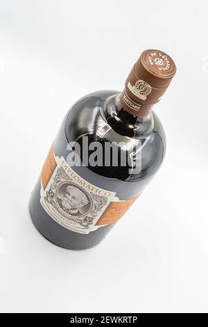 KYIV, UCRAINA - 16 DICEMBRE 2020: Studio Shoot di Diplomatico Mantova Venezuela bottiglia di rum closeup contro bianco. Foto Stock