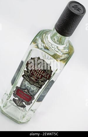 KIEV, UCRAINA - 16 DICEMBRE 2020: Kozakska Rada vodka bottiglia closeup contro bianco. Si tratta di un autentico prodotto ucraino realizzato secondo l'origine Foto Stock