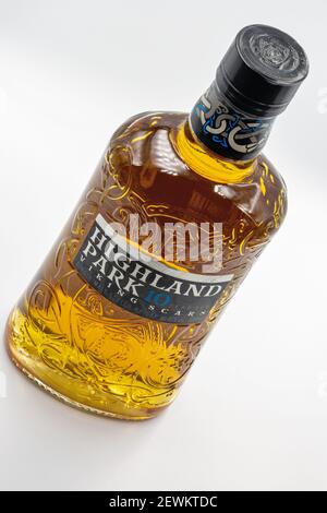 KIEV, UCRAINA - 17 DICEMBRE 2020: Studio sparare di Highland Park Viking Scars Single Malt Scotch 10 anni bottiglia di whisky closeup contro bianco. Foto Stock