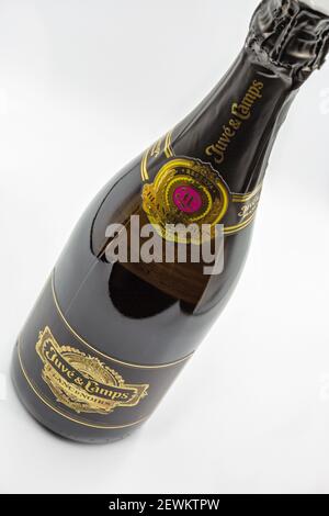 KIEV, UCRAINA - 16 DICEMBRE 2020: Studio di Juve e Camps Blanc d Noirs Pinot Noir vino spumante di lusso cava bottiglia closeup contro bianco. Foto Stock