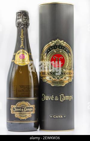 KIEV, UCRAINA - 16 DICEMBRE 2020: Juve e Camps Blanc d Noirs Pinot Noir vino spumante di lusso cava bottiglia e scatola closeup contro bianco. Foto Stock