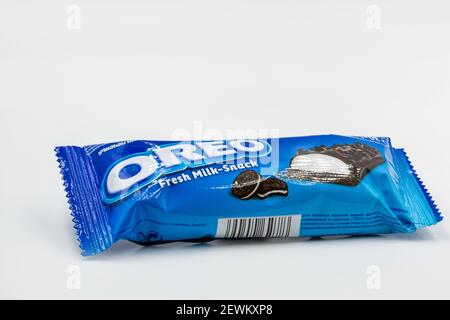 KIEV, UCRAINA - 16 NOVEMBRE 2020: Studio di ripresa di Oreo latte fresco cioccolato snack bar closeup contro sfondo bianco. Oreo è il cuoco più venduto Foto Stock
