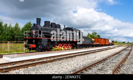 Belev, Russia - 04 agosto 2019: Vecchio treno a vapore con locomotiva in piedi vicino alla stazione di Belev Foto Stock